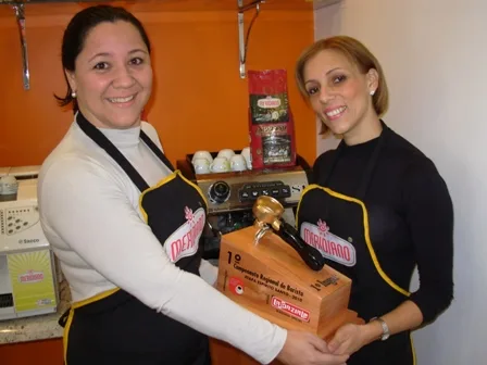 Simone Bolssoni Alves (esquerda) com o prêmio de melhor barista do Espírito Santo e Angela Pereira