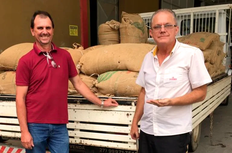 Arlindo entregando seu lote premiado