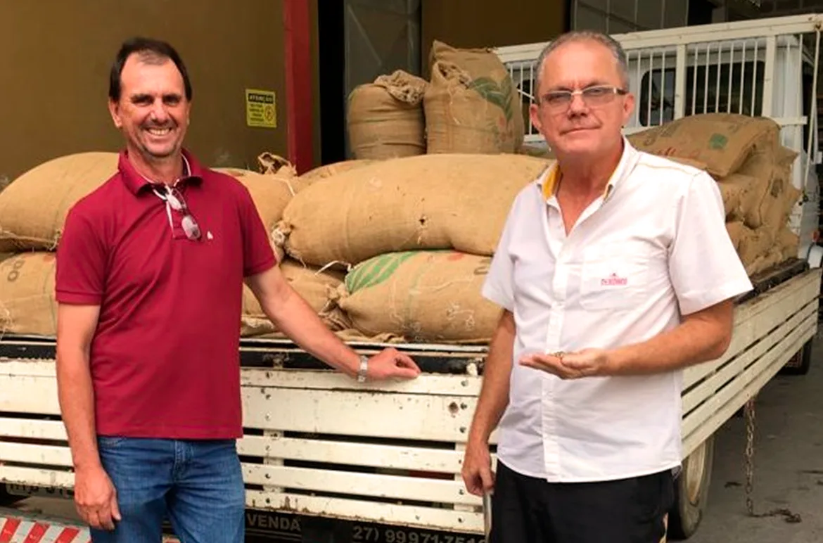 Arlindo entregando seu lote premiado