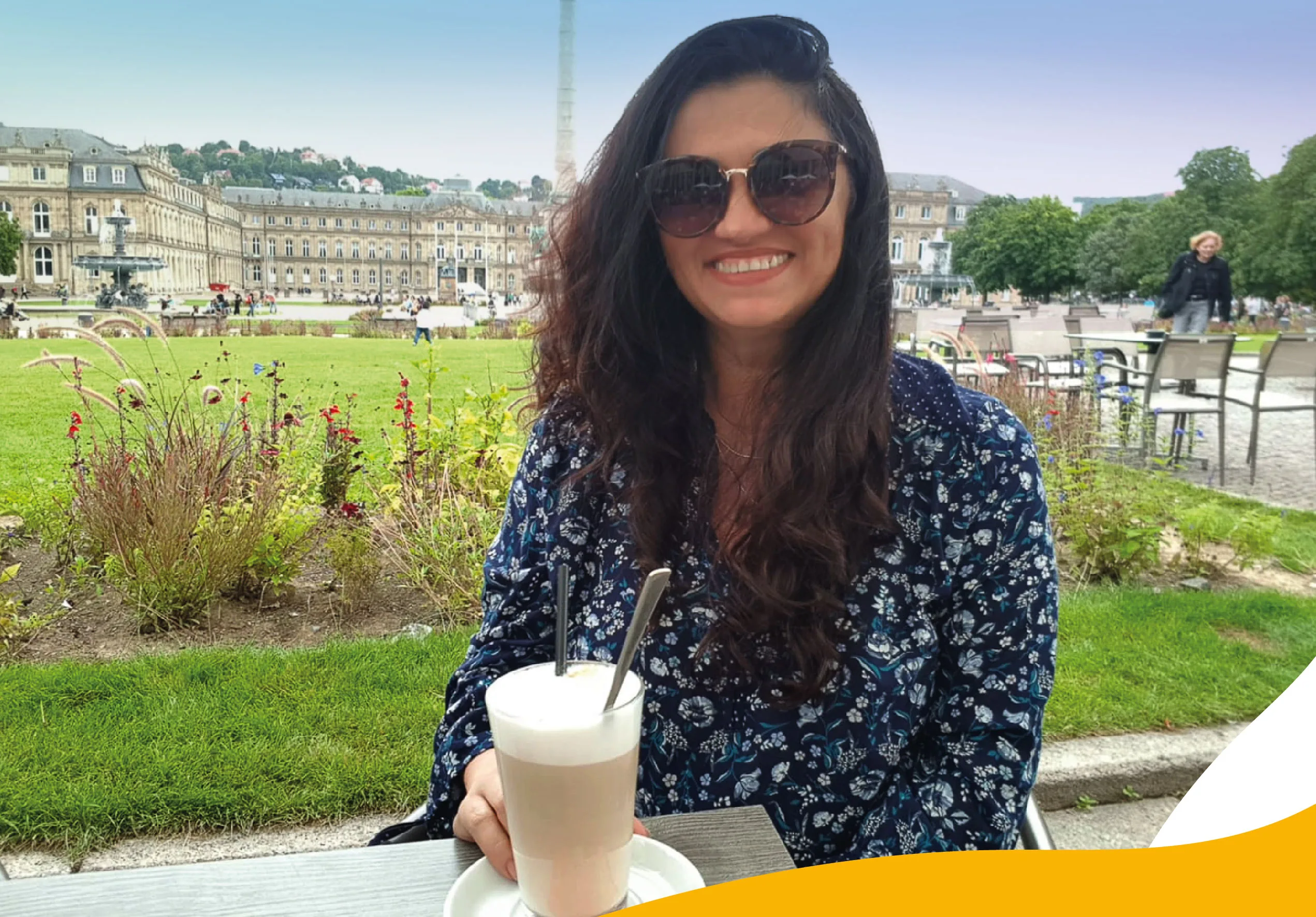 Edilene Sá tomando um Latte Macchiato em uma cafeteria na Scholossplatz, em Stuttgart, na Alemanha