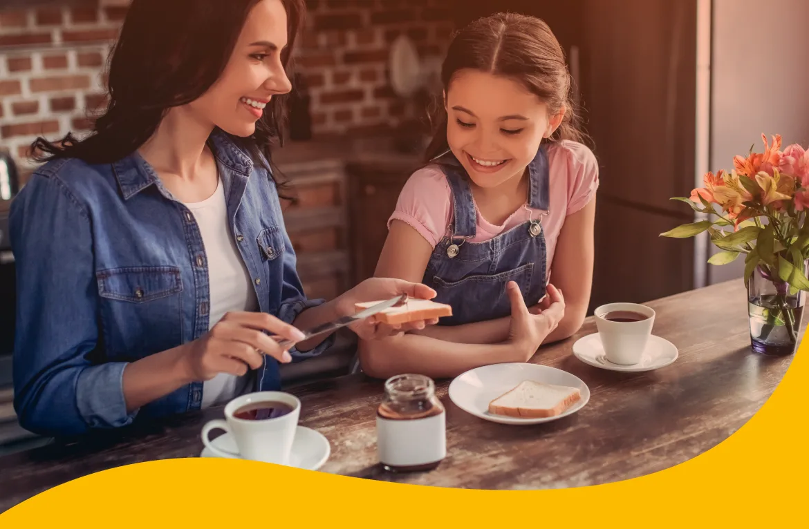 mesa de café da manhã com mãe e criança